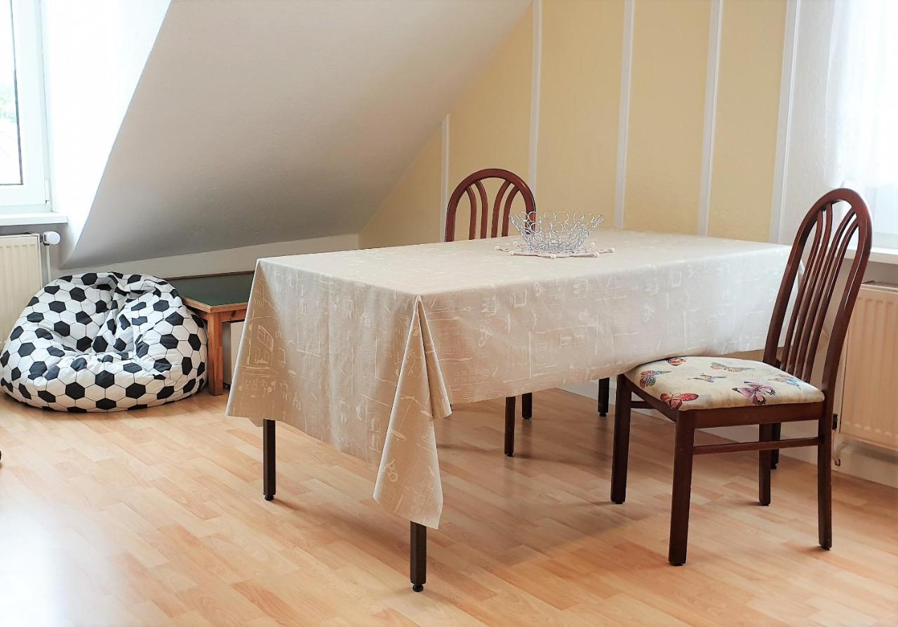 Apartment Bayreuth, Grosse Ferienwohnung Im Haus Mit Kunst, 3 Schlafzimmer, Kueche, Parkplatz ภายนอก รูปภาพ