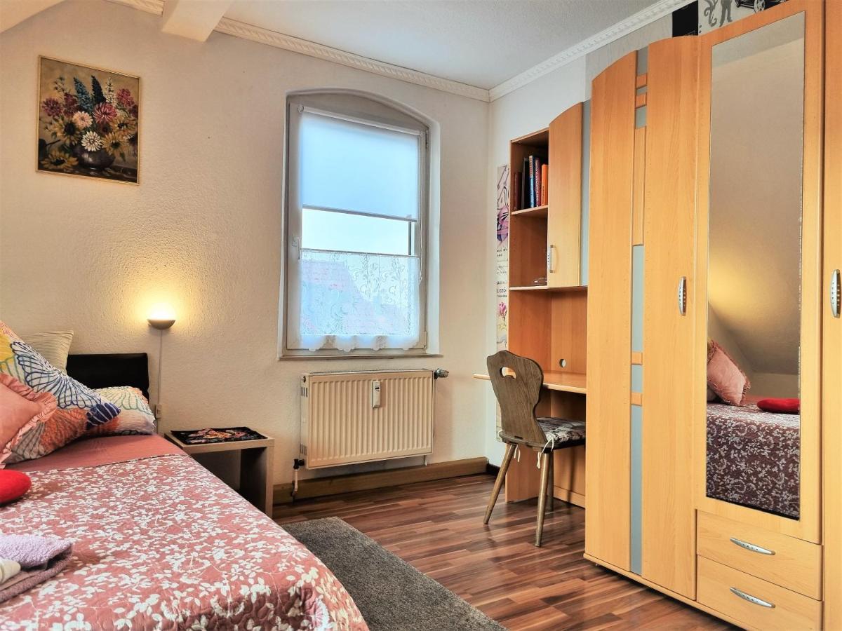 Apartment Bayreuth, Grosse Ferienwohnung Im Haus Mit Kunst, 3 Schlafzimmer, Kueche, Parkplatz ภายนอก รูปภาพ