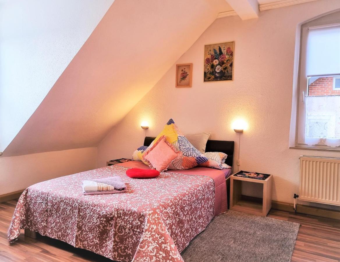 Apartment Bayreuth, Grosse Ferienwohnung Im Haus Mit Kunst, 3 Schlafzimmer, Kueche, Parkplatz ภายนอก รูปภาพ