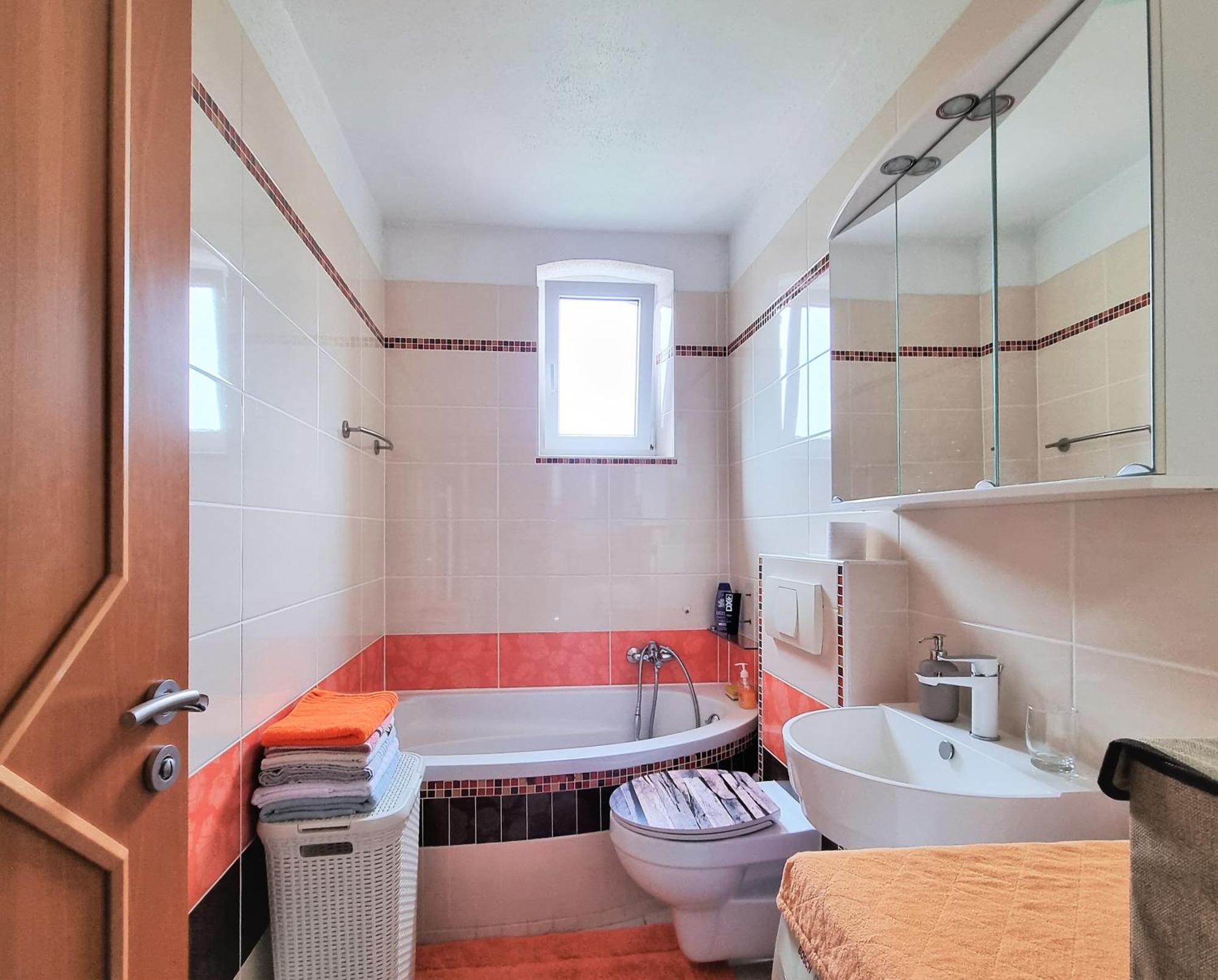 Apartment Bayreuth, Grosse Ferienwohnung Im Haus Mit Kunst, 3 Schlafzimmer, Kueche, Parkplatz ภายนอก รูปภาพ